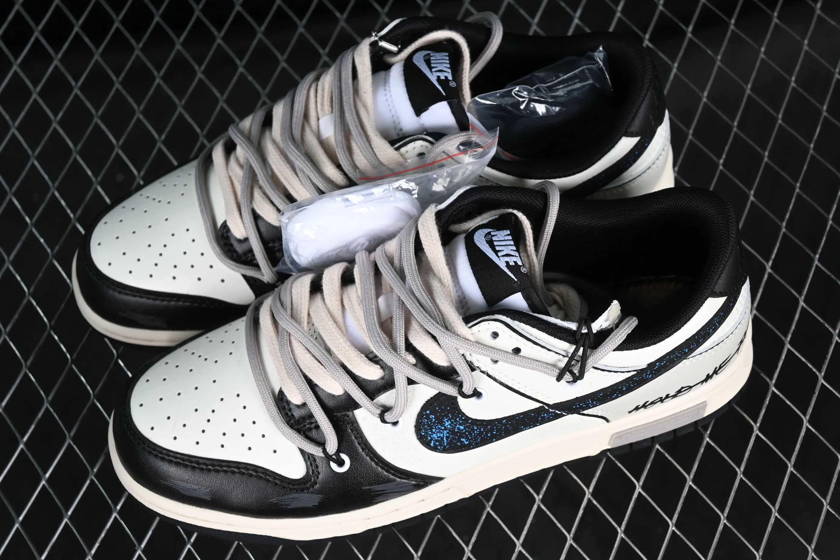 All Categories Nk SB Dunk Series Nk SB Dunk Low Low-top sneakers Nk Dunk Low Retro Panda Prank Space Exploration Star Trek Customized version of deconstructed straps retro distressed Panda low-top sneakers DD1391-100